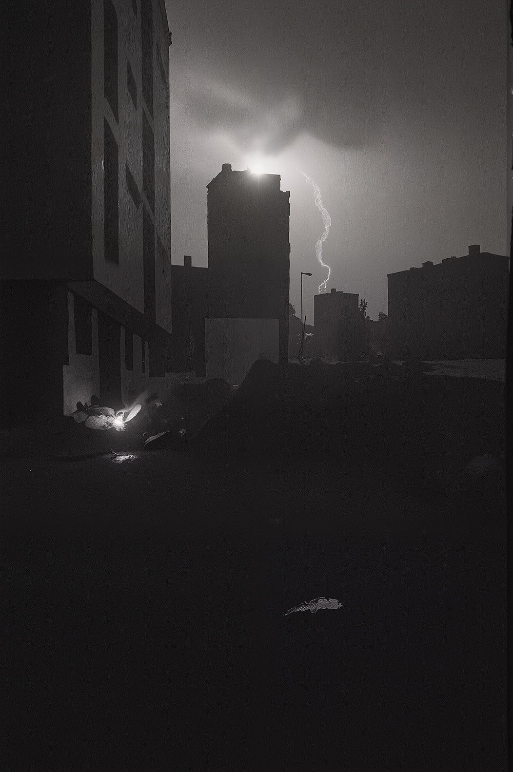 Ein erster Blick in meine neue künstlerische Arbeit: Another World – Another Time (Arbeitstitel). Erstellt mit KI und Fotografie.