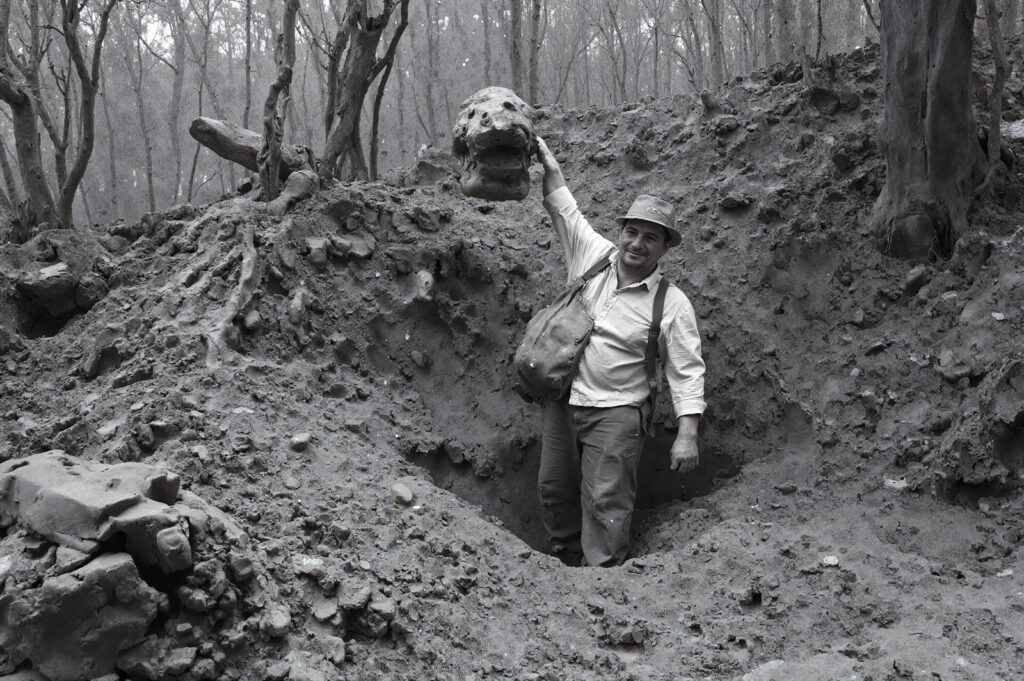 Der griechische Archäologe Floryanios Albrechtosos-SchYockos im Jahr 1893 bei einer Ausgrabungsstelle in Argentinien.