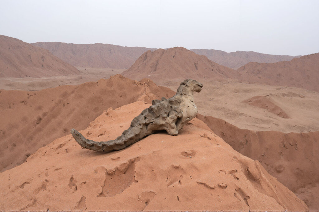 Drachen mit Durst in einer Wüste, Fotografie, KI-Nachstellung