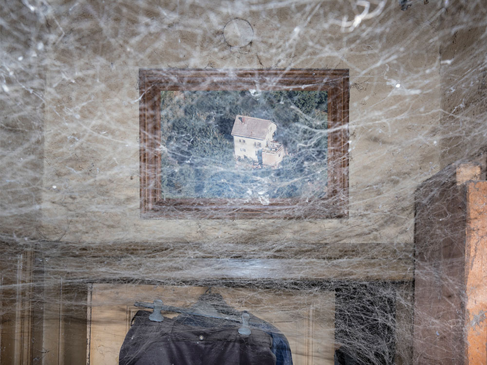 Motive aus der Arbeit „Roots Retropia Rage Repeat“ von Florian Albrecht-Schoeck