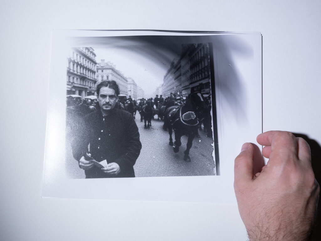 Hier zu sehen: die Handabzüge auf Fotopapier mit dem Fehler, hervorgerufen durch das defekte Foto-Vergrößerungsgerät.