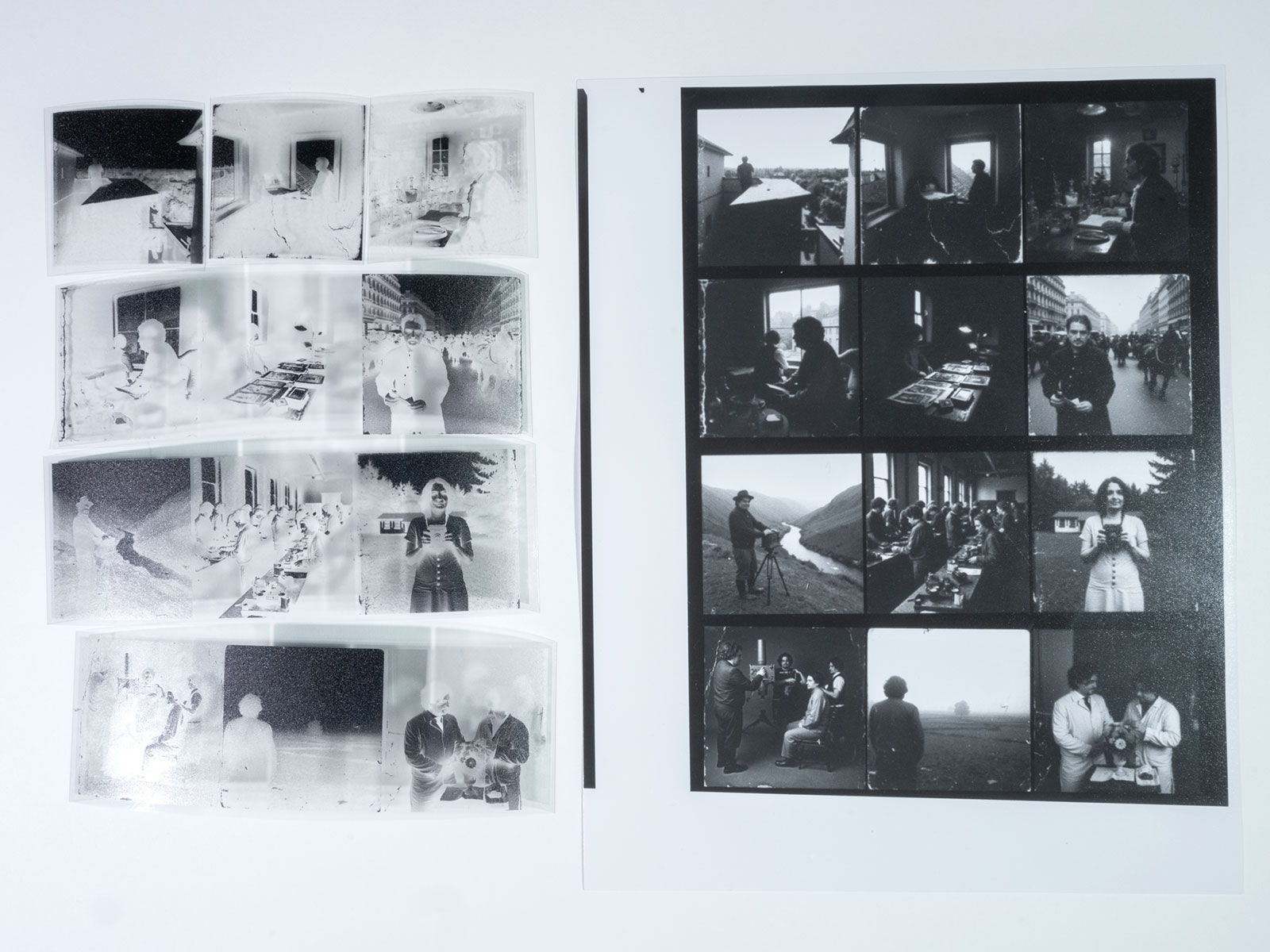 Die zwölf Foto-Negative, welche aus KI-Bildern generiert wurden, neben dem analogen Kontaktabzug der Motive.