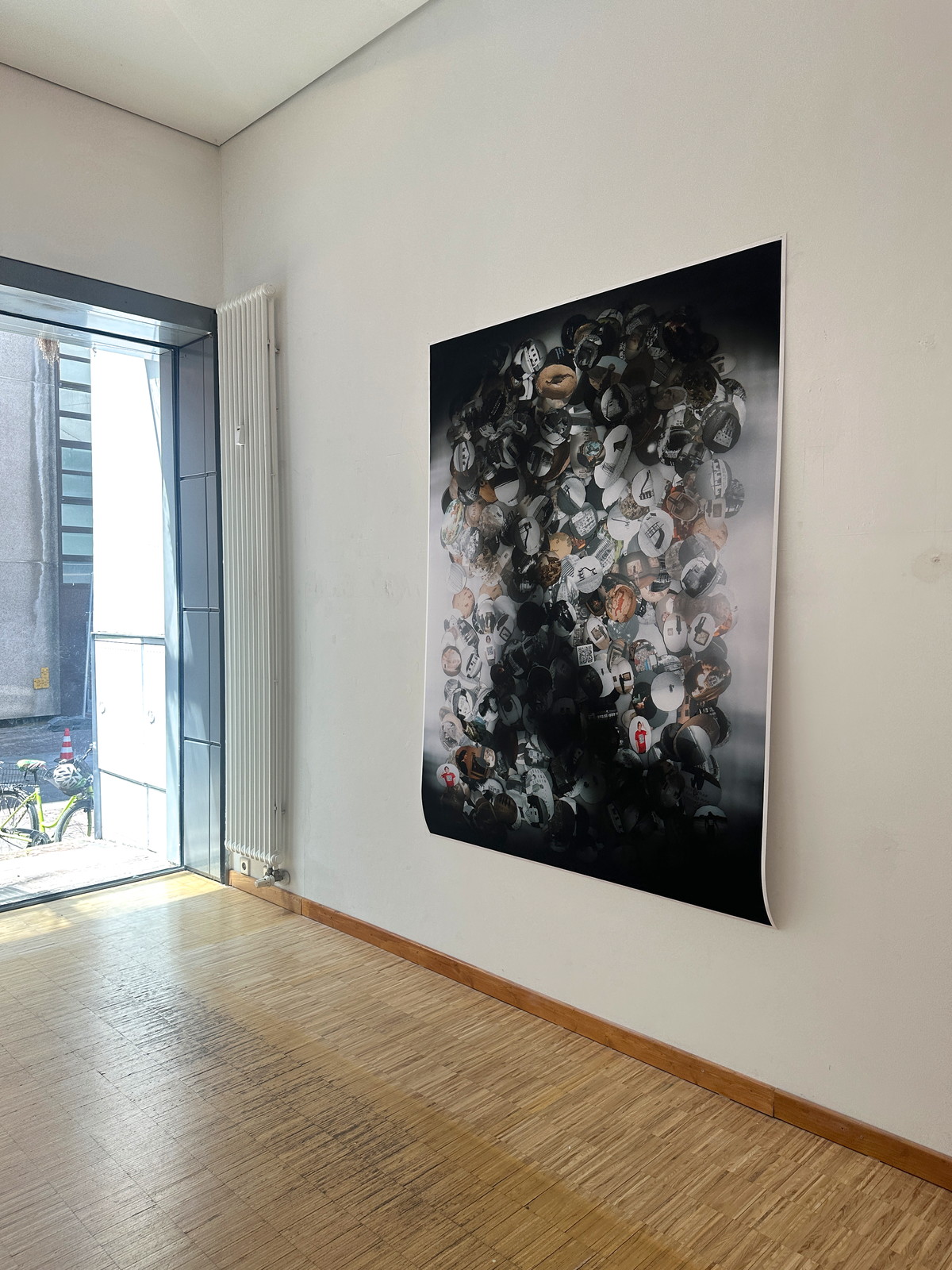Ausstellungsansicht der Arbeit 01001101 11111100 01100100 01100101
