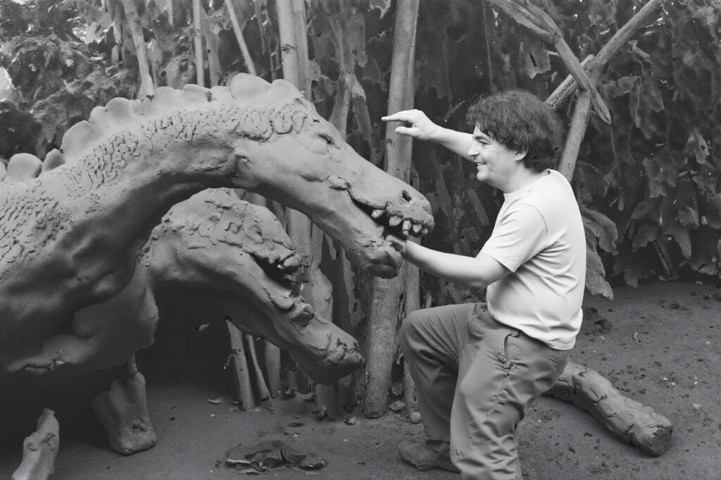 Der britische Forscher Mr. Florian Albrechts-Schmith. Auf einer fernen Insel im Pazifik mit Drachen.