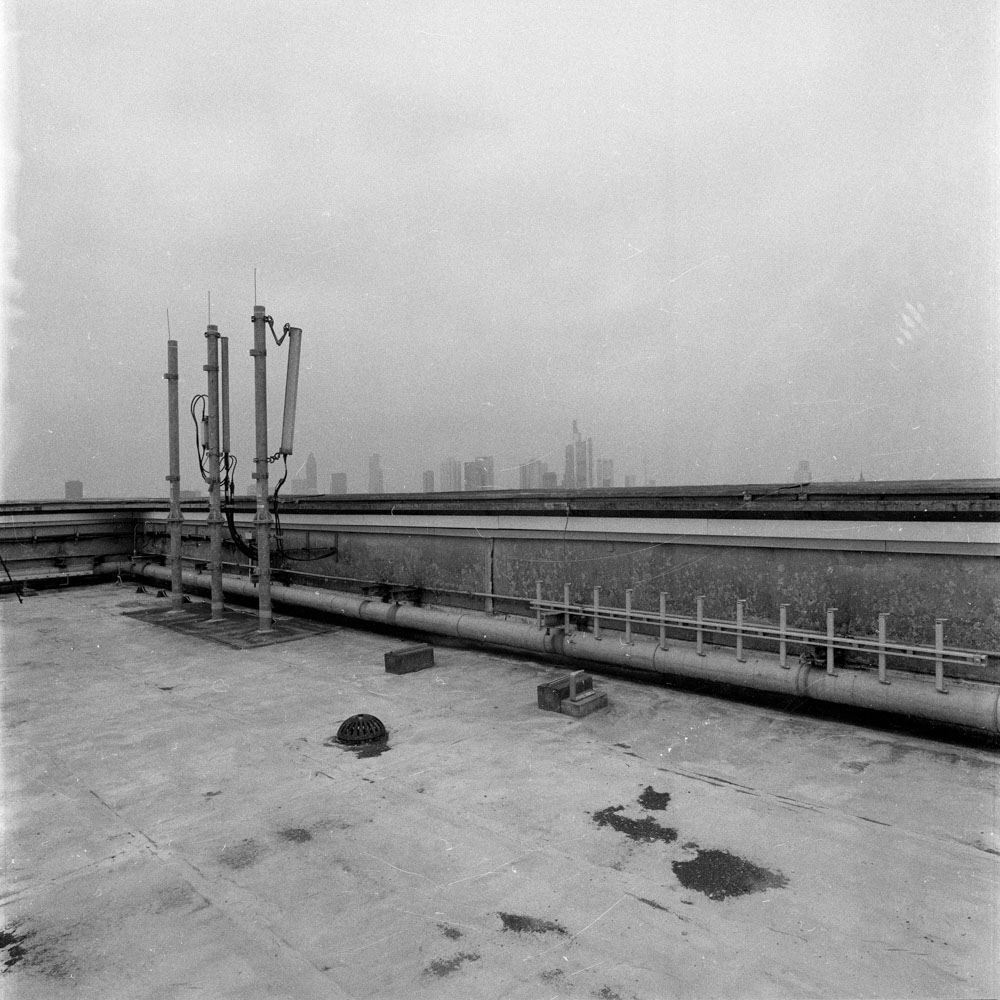 Bild aus der Fotografie Arbeit „ Verzehren und Verzerren (Heimat IV/Homeland IV)“ von Florian Albrecht-Schoeck.