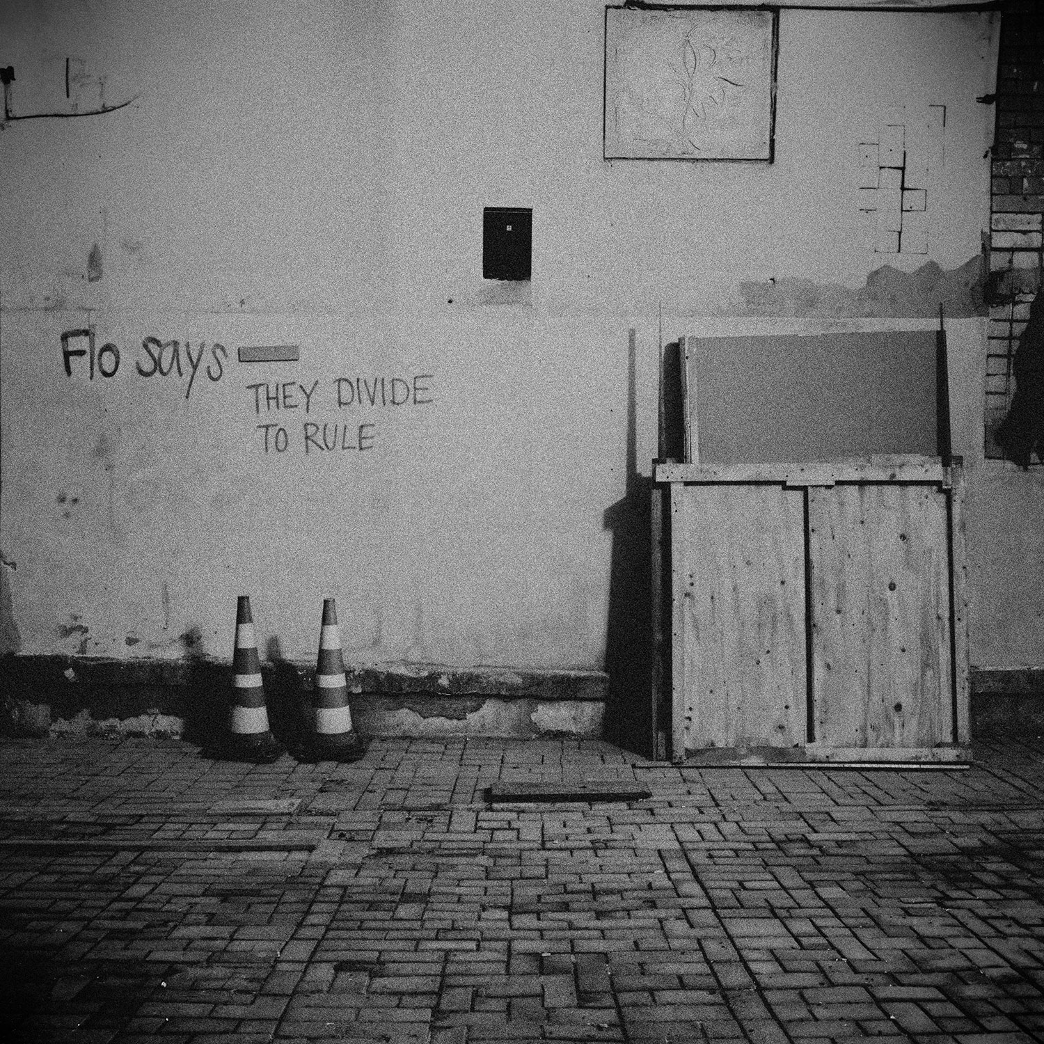 Motiv aus der künstlerischen Arbeit,  How it starts — and how it ends (Part III / Flo Says) von Florian Albrecht-Schoeck. Erstellt mit Fotografie und KI/Machine Learning. Alles mit Open-Source Tools erstellt.