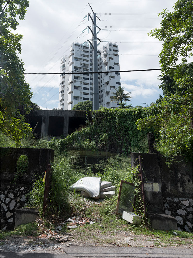 Motive aus der Arbeit „Roots Retropia Rage Repeat“ von Florian Albrecht-Schoeck