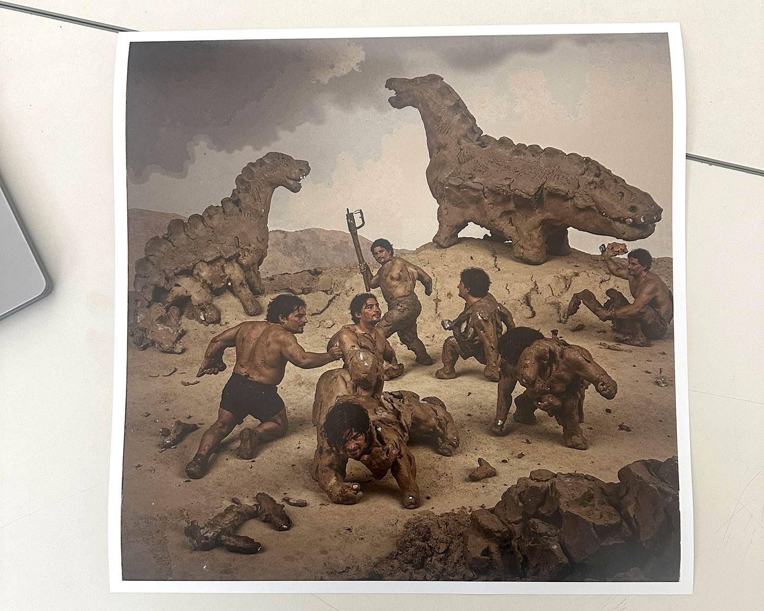 Die ersten Prints, welche ich mit KI und Fotografie realisiert habe: hier eine Szene aus einer „alternativen“ Steinzeit.