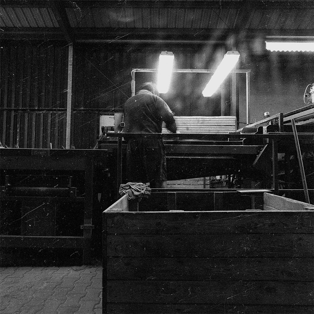 Bild aus der Fotografie Arbeit „ Verzehren und Verzerren (Heimat IV/Homeland IV)“ von Florian Albrecht-Schoeck.