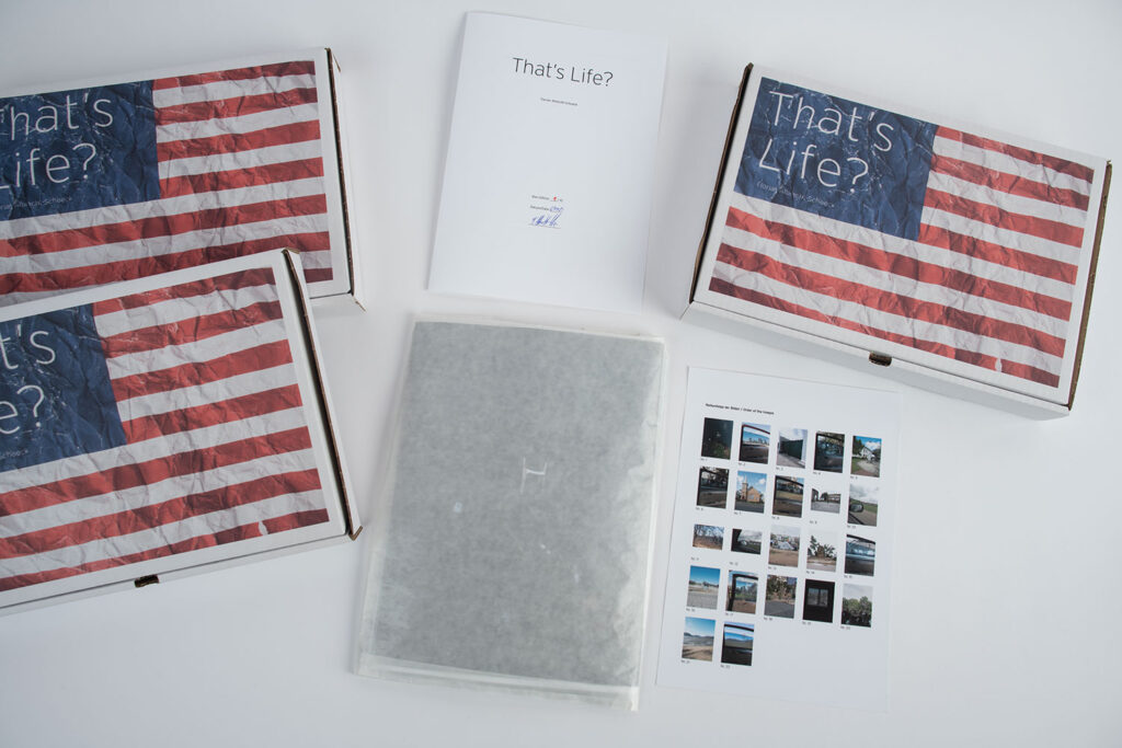 Ansicht der 10er-Edition der künstlerischen Arbeit „That’s Life?“. Der bedruckte Karton besitzt die Außenmaße von 34 cm x 24 cm. Im Karton befinden sich die 22 Motive der Serie. Jeder Abzug besitzt die Größe von 24 cm x 32 cm. Hinzu kommt noch ein Künstler Kommentar zur Arbeit, gedruckt und signiert.