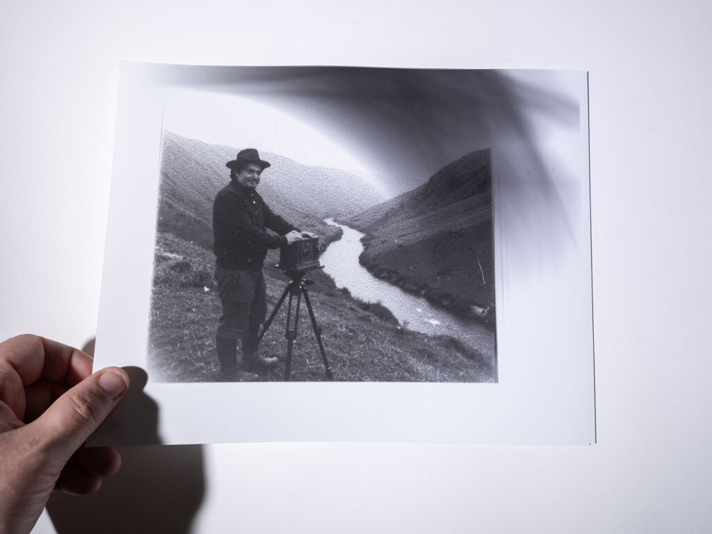 Hier zu sehen: die Handabzüge auf Fotopapier mit dem Fehler, hervorgerufen durch das defekte Foto-Vergrößerungsgerät.
