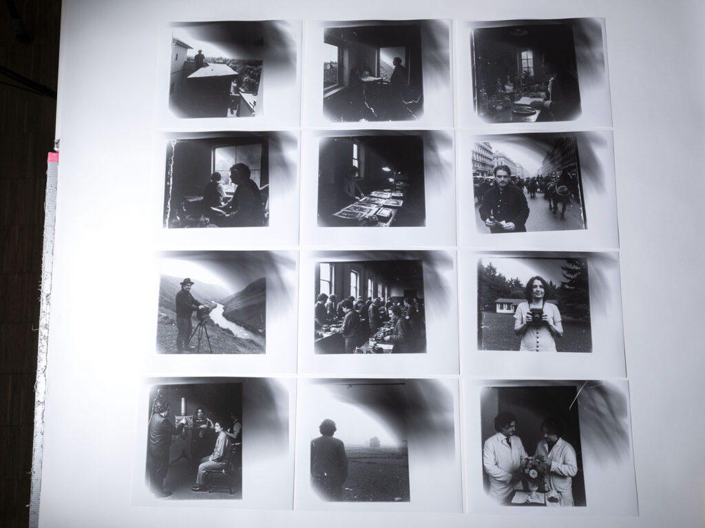 Die zwölf Foto-Negative, welche aus KI-Bildern generiert wurden, neben dem analogen Kontaktabzug der Motive.