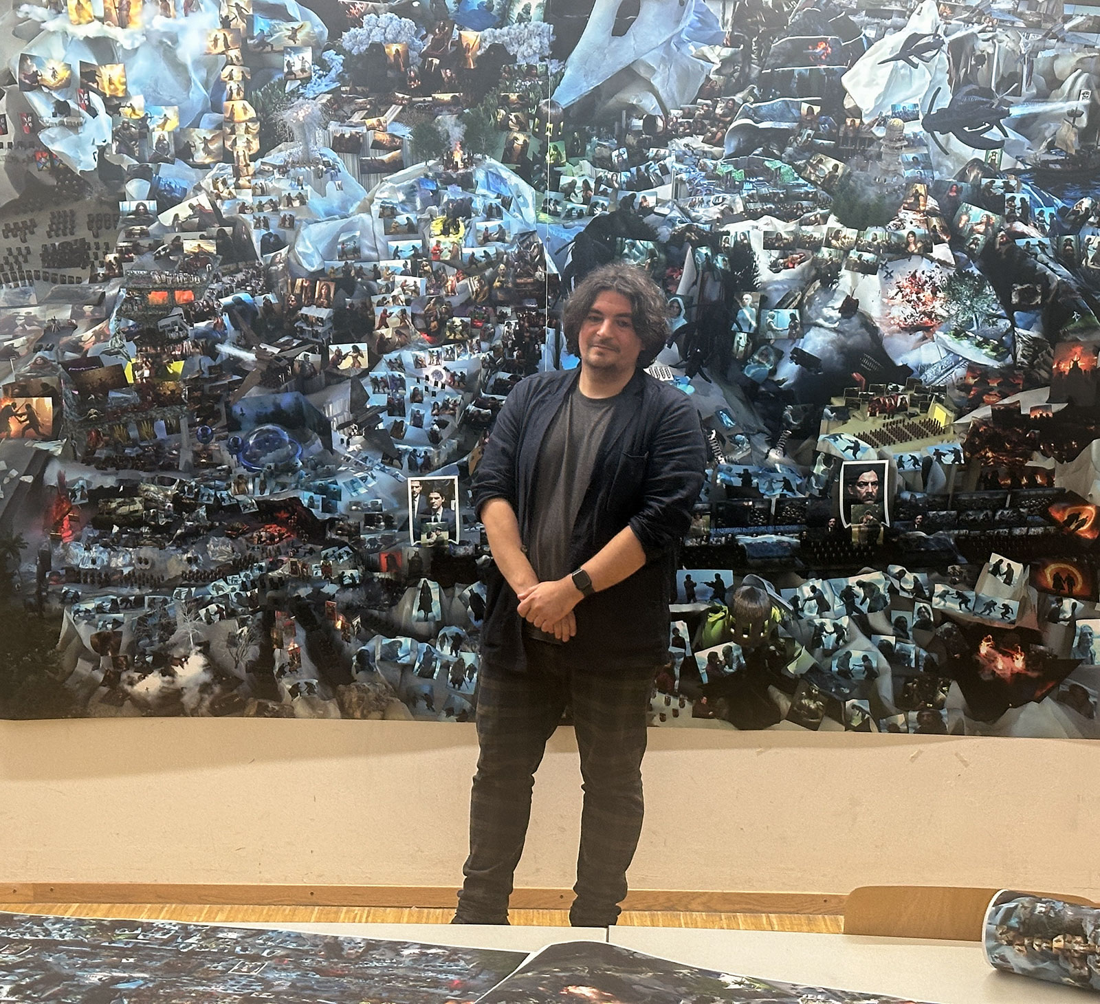 Ich vor dem 3 × 2 Meter großen Testdruck meiner Arbeit „Sleep Well II“.