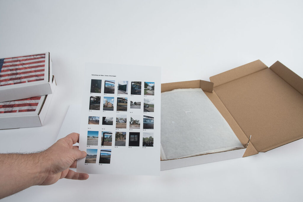 Ansicht der 10er-Edition der künstlerischen Arbeit „That’s Life?“. Der bedruckte Karton besitzt die Außenmaße von 34 cm x 24 cm. Im Karton befinden sich die 22 Motive der Serie. Jeder Abzug besitzt die Größe von 24 cm x 32 cm. Hinzu kommt noch ein Künstler Kommentar zur Arbeit, gedruckt und signiert.