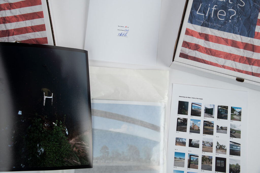 Ansicht der 10er-Edition der künstlerischen Arbeit „That’s Life?“. Der bedruckte Karton besitzt die Außenmaße von 34 cm x 24 cm. Im Karton befinden sich die 22 Motive der Serie. Jeder Abzug besitzt die Größe von 24 cm x 32 cm. Hinzu kommt noch ein Künstler Kommentar zur Arbeit, gedruckt und signiert.