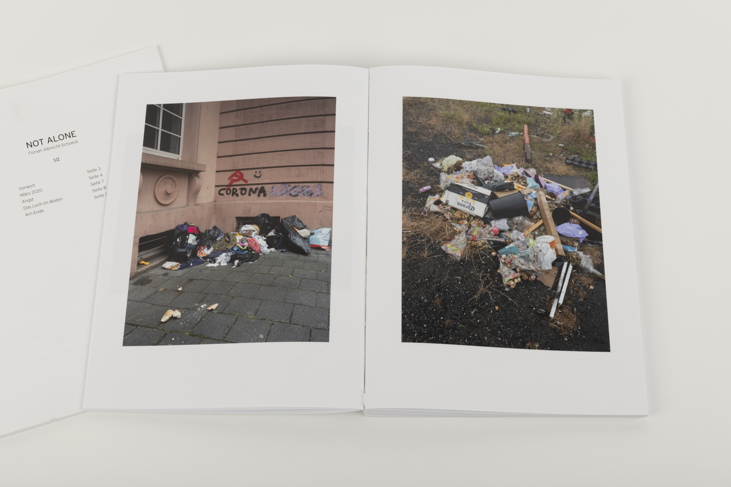 Abbildung der handgebundenen Buch-Edition der künstlerischen und fotografischen Arbeit „Not Alone“ des Künstlers Florian Albrecht-Schoeck.