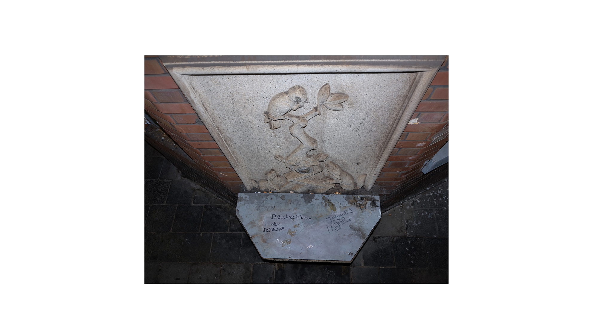 Motiv aus der fotografischen Arbeit „Hi Slave“ von Florian Albrecht-Schoeck.