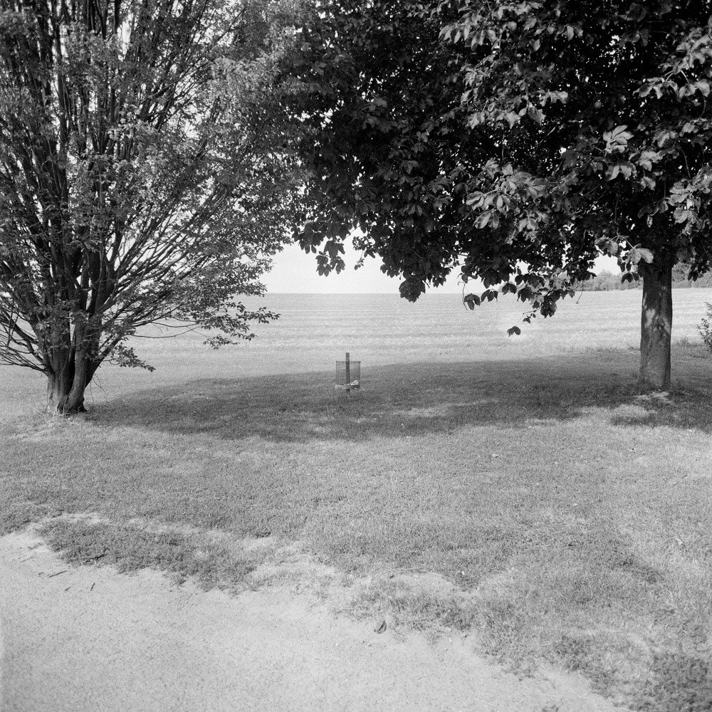 Bild aus der Fotografie Arbeit „ Verzehren und Verzerren (Heimat IV/Homeland IV)“ von Florian Albrecht-Schoeck.