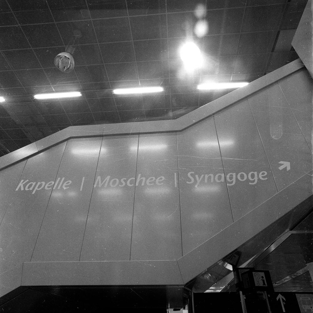 Bild aus der Fotografie Arbeit „ Verzehren und Verzerren (Heimat IV/Homeland IV)“ von Florian Albrecht-Schoeck.