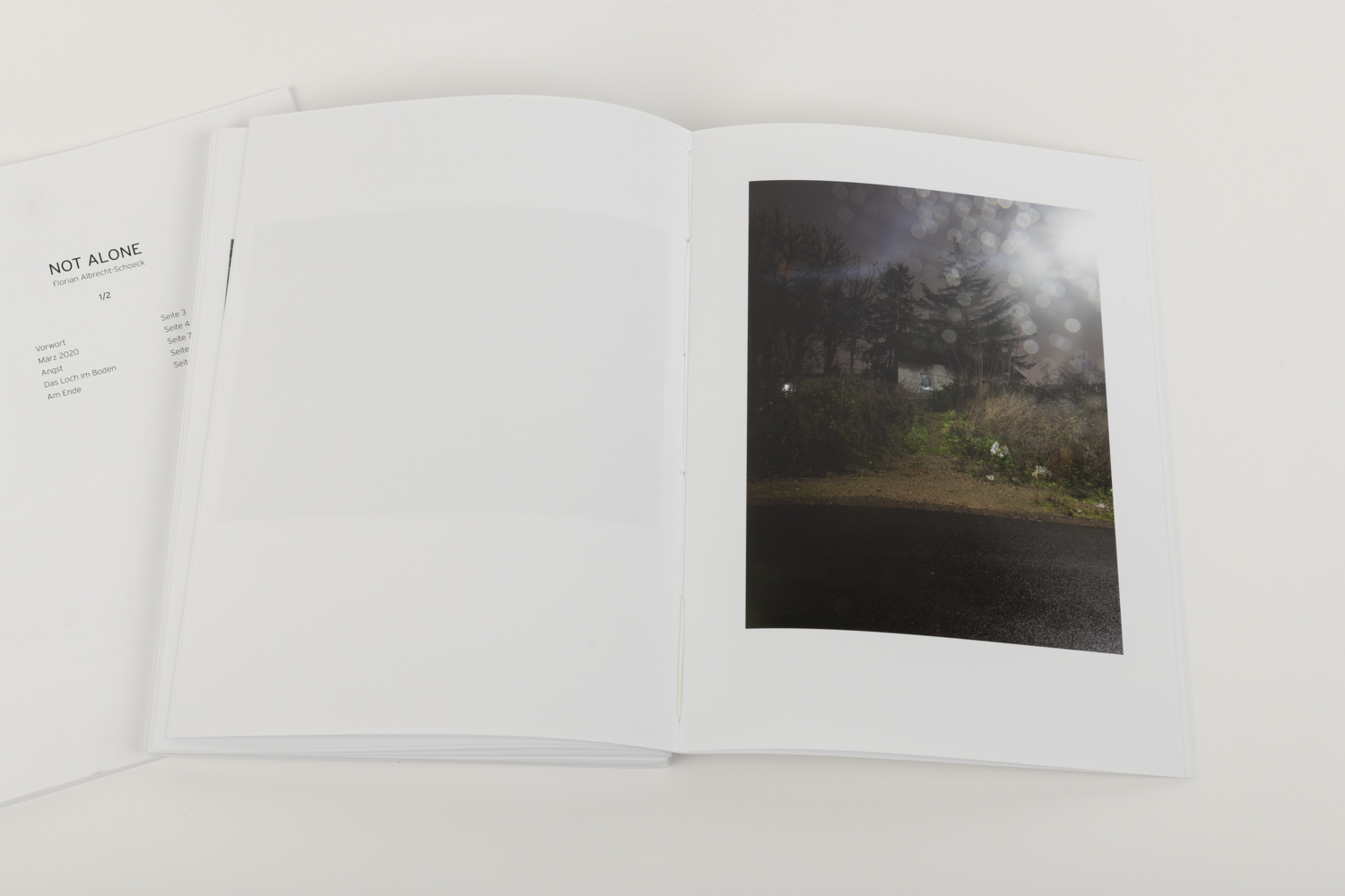 Abbildung der handgebundenen Buch-Edition der künstlerischen und fotografischen Arbeit „Not Alone“ des Künstlers Florian Albrecht-Schoeck.