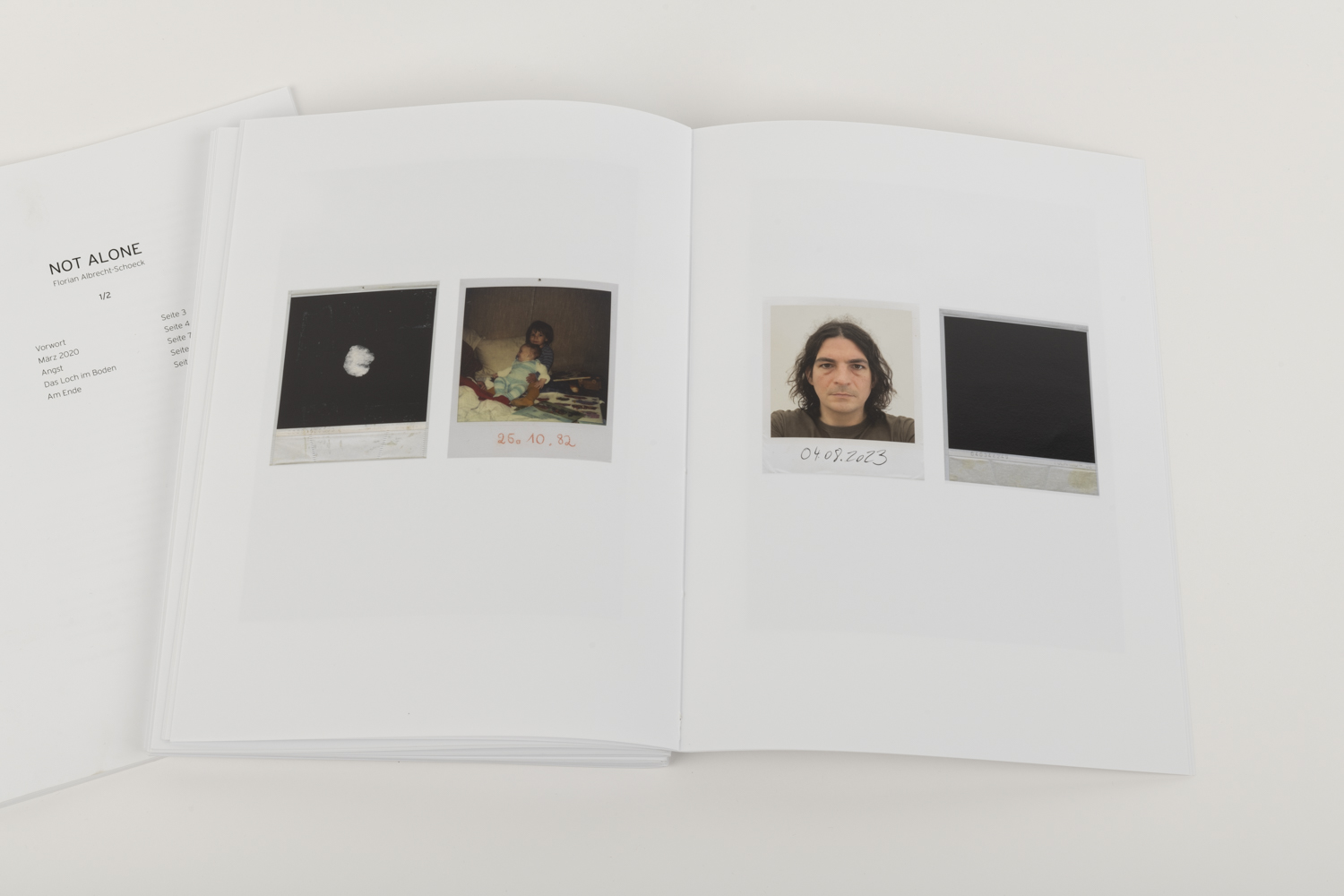 Abbildung der handgebundenen Buch-Edition der künstlerischen und fotografischen Arbeit „Not Alone“ des Künstlers Florian Albrecht-Schoeck.