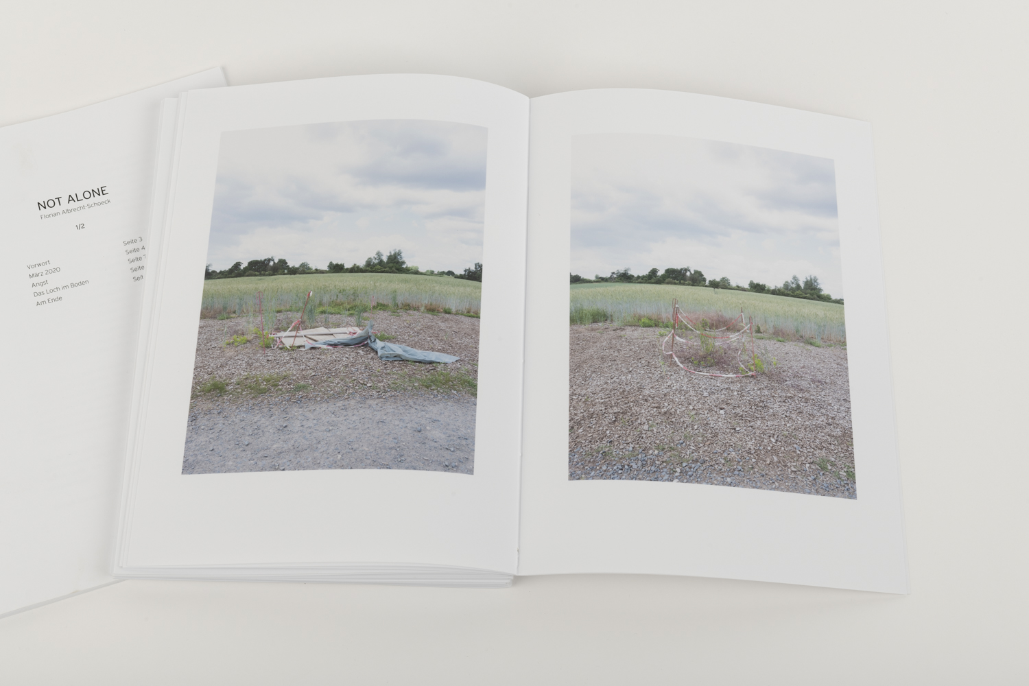 Abbildung der handgebundenen Buch-Edition der künstlerischen und fotografischen Arbeit „Not Alone“ des Künstlers Florian Albrecht-Schoeck.