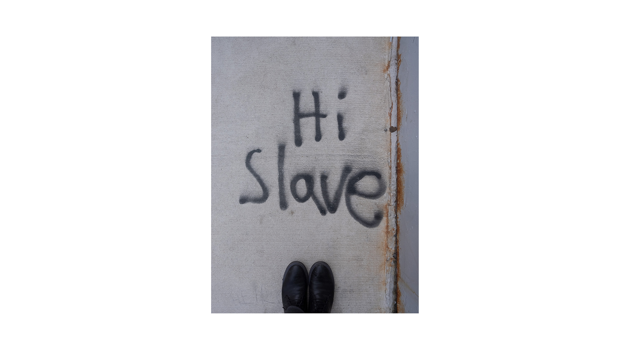 Motiv aus der fotografischen Arbeit „Hi Slave“ von Florian Albrecht-Schoeck.