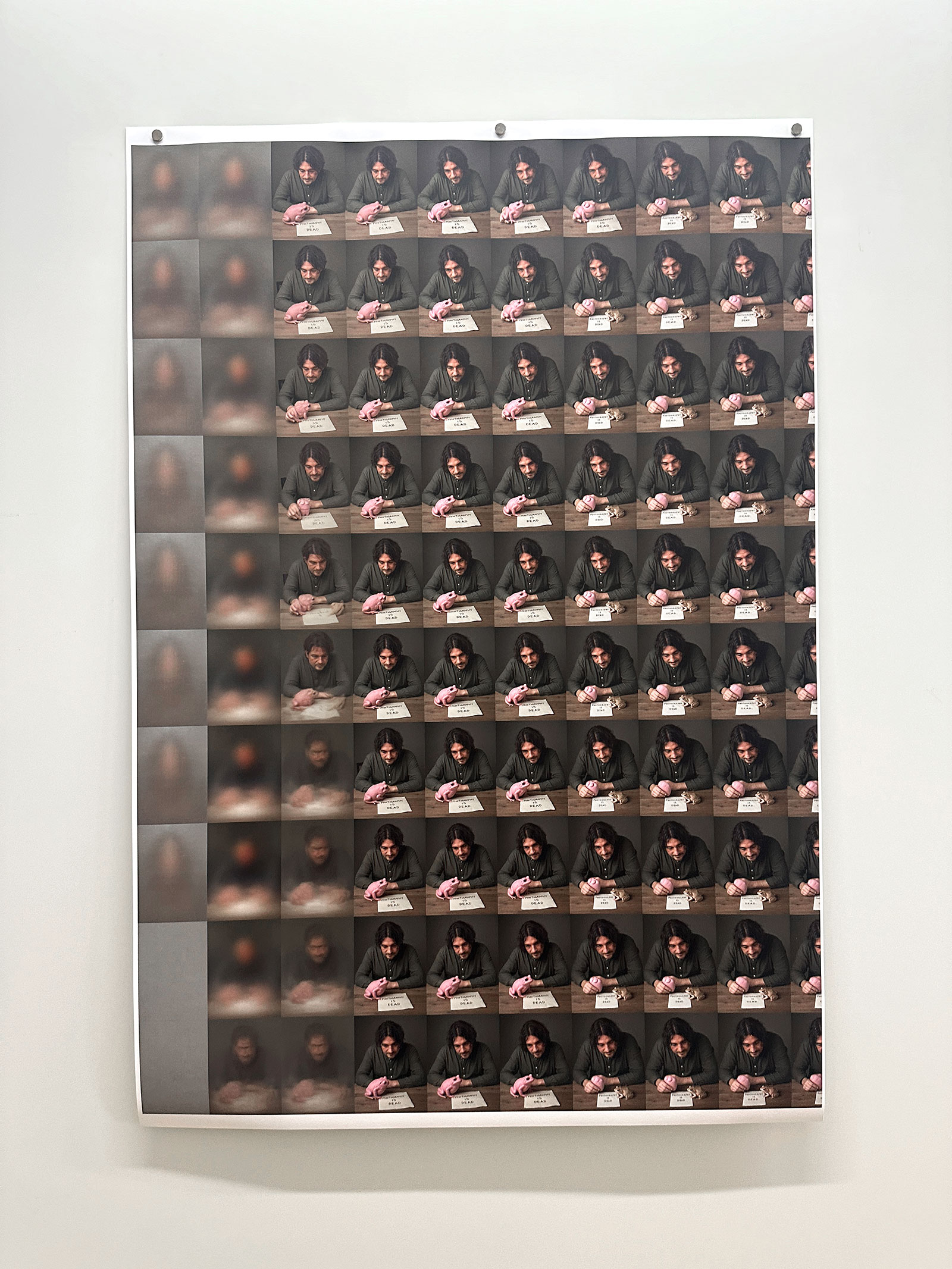 Was ist heutzutage noch Fotografie? Meine neue künstlerischen Arbeit: „An AI image noise for my friend: Me with a pink frog: photography is dead”.