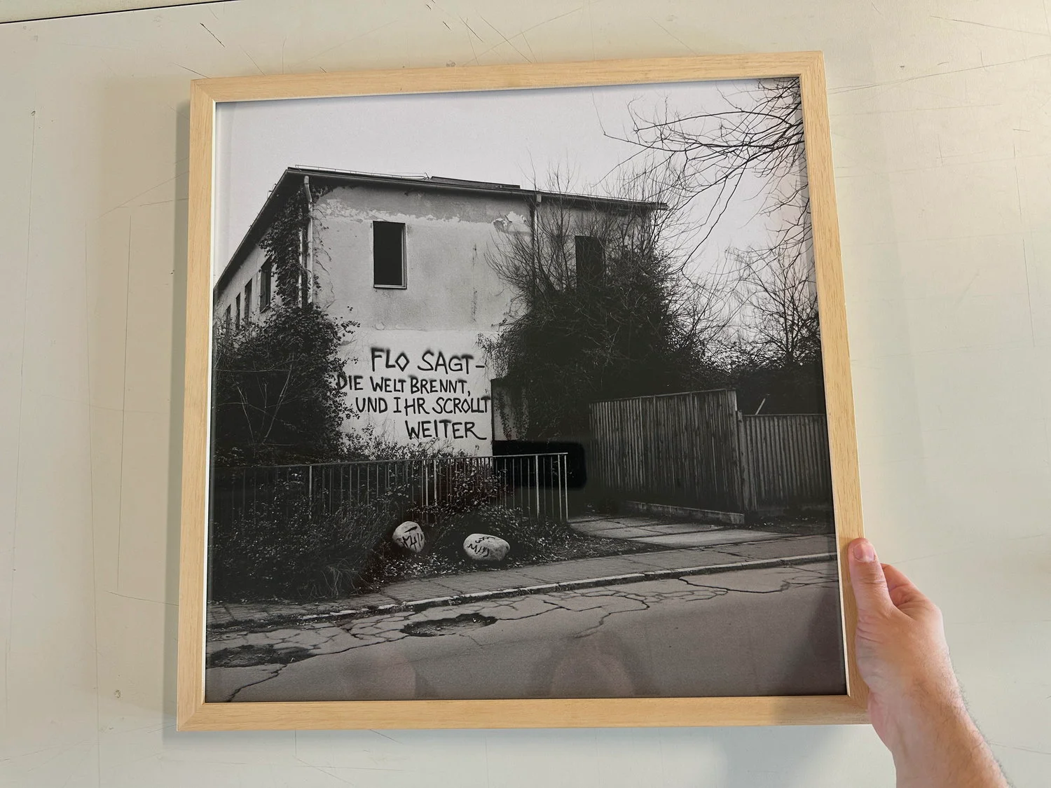 Flo sagt – Die Welt brennt und ihr scrollt weiter | KI, Fotografie, Kunst & Graffiti-Fiktion