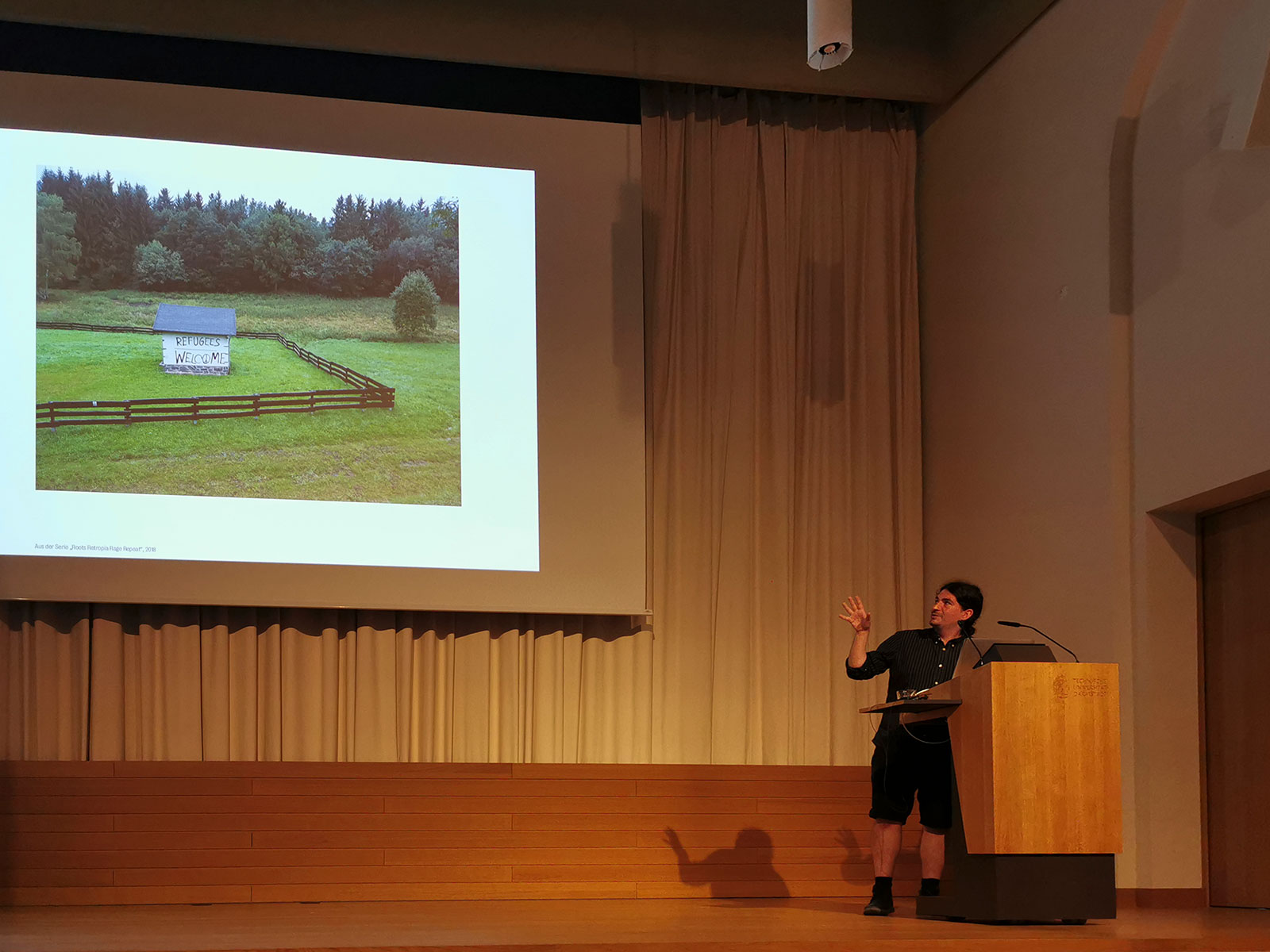 Florian Albrecht-Schoeck während seines Vortrages im Kunstforum der TU Darmstadt.