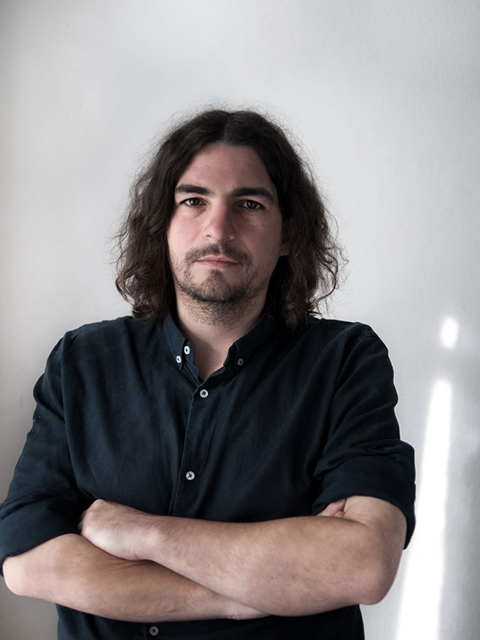Der Fotografie Künstler Florian Albrecht-Schoeck in seinem Atelier.