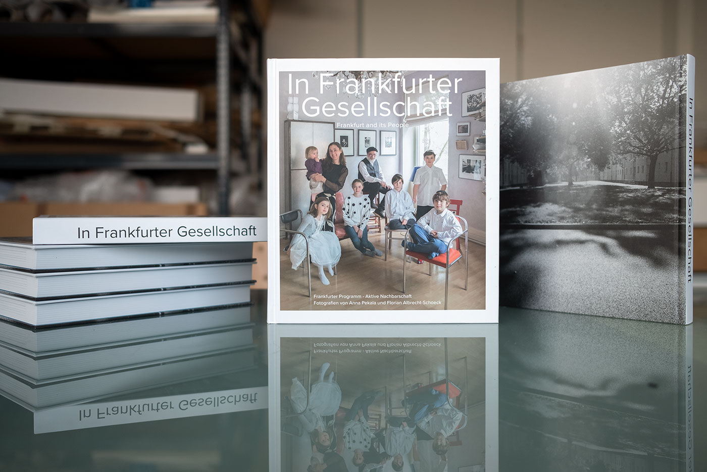 Das Fotobuch zum Fotografie-Projekt „In Frankfurter Gesellschaft“. Mit Fotografien von Anna Pekala und Florian Albrecht-Schoeck.
