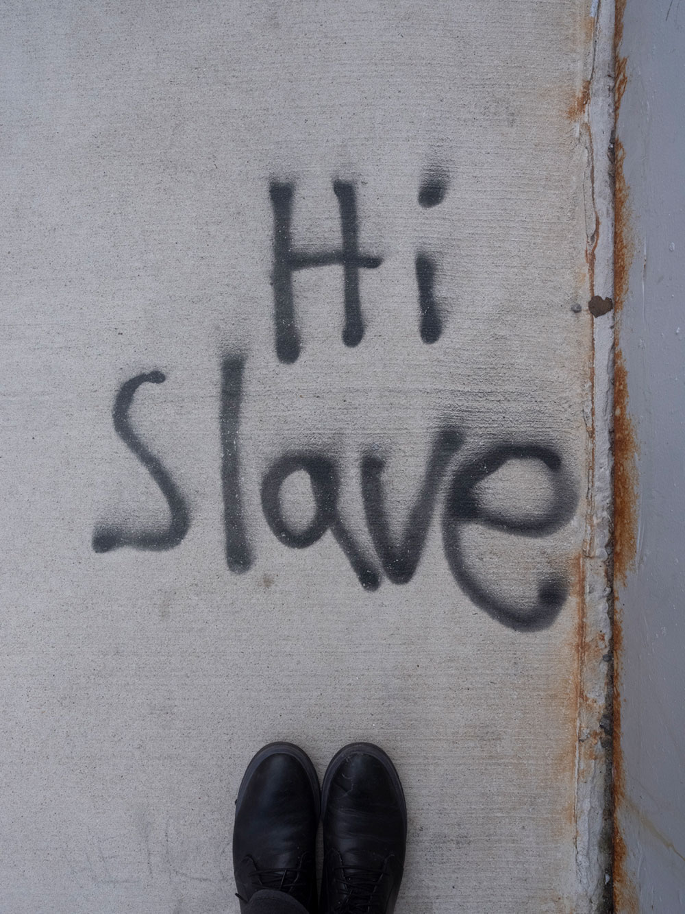 Das Titelbild der fotografischen Arbeit „Hi Slave“ von Florian Albrecht-Schoeck.