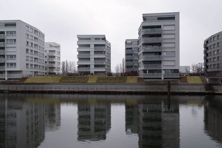 Inmitten monotoner Wohlstandneubauten von Florian Albrecht-Schoeck