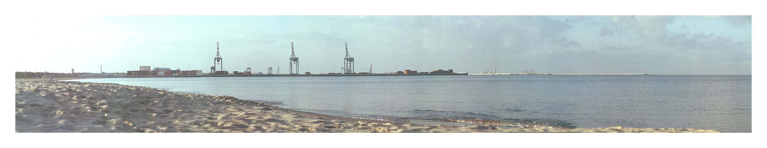 „Harbour“ ist eine fotografische Wandarbeit aus dem Jahr 2008 von Florian Albrecht-Schoeck.