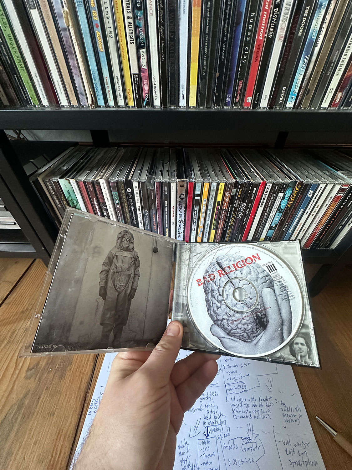 Meine linke Hand, wie sie die im Blog-Beitrag beschriebene 1995 von mir gekaufte Audio CD „Stranger Than Fiction“ in der Hand hält.