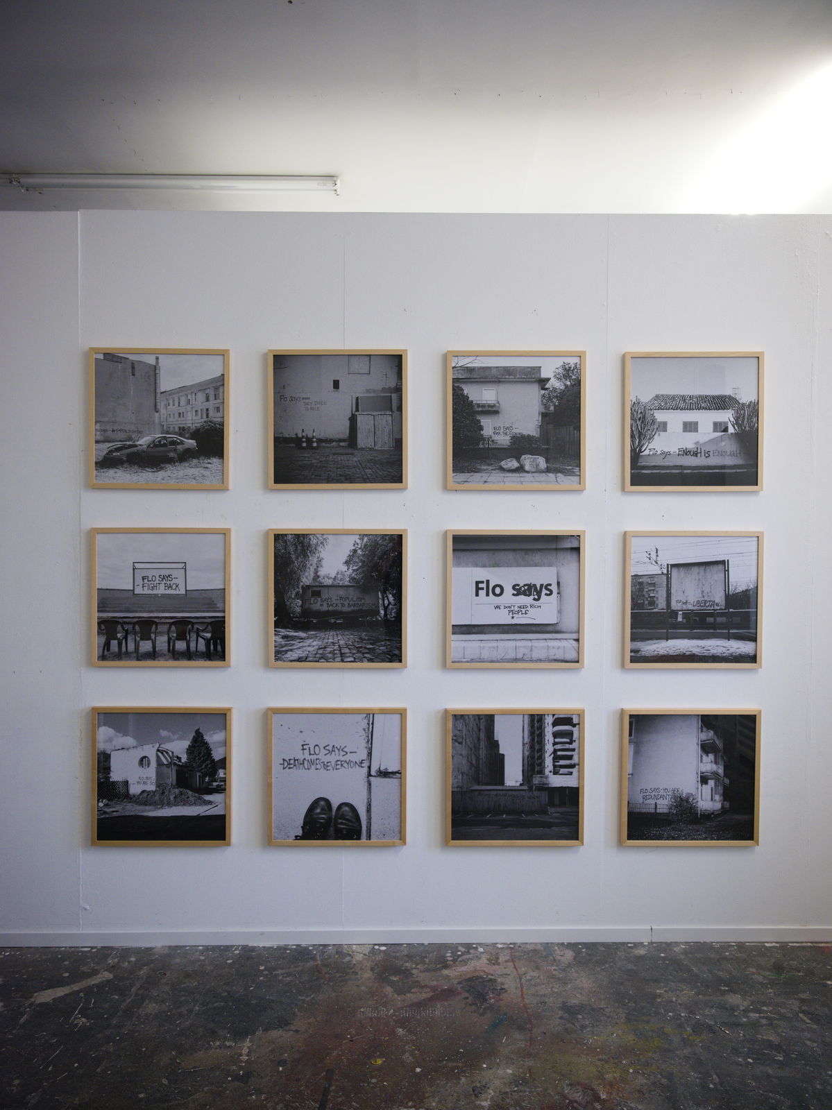 Ansicht der zwölf gedruckten Motive aus der künstlerischen Arbeit, gerahmt. Jedes Motiv hat die Größe 50 cm × 50 cm.