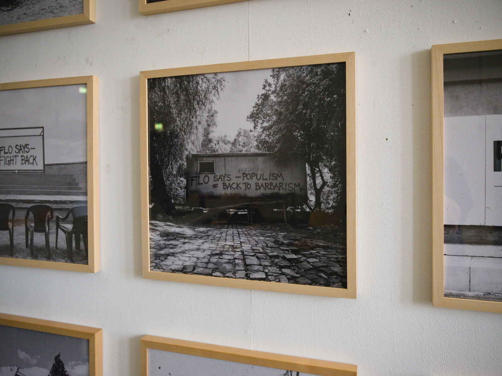 Ansicht der zwölf gedruckten Motive aus der künstlerischen Arbeit, gerahmt. Jedes Motiv hat die Größe 50 cm × 50 cm.