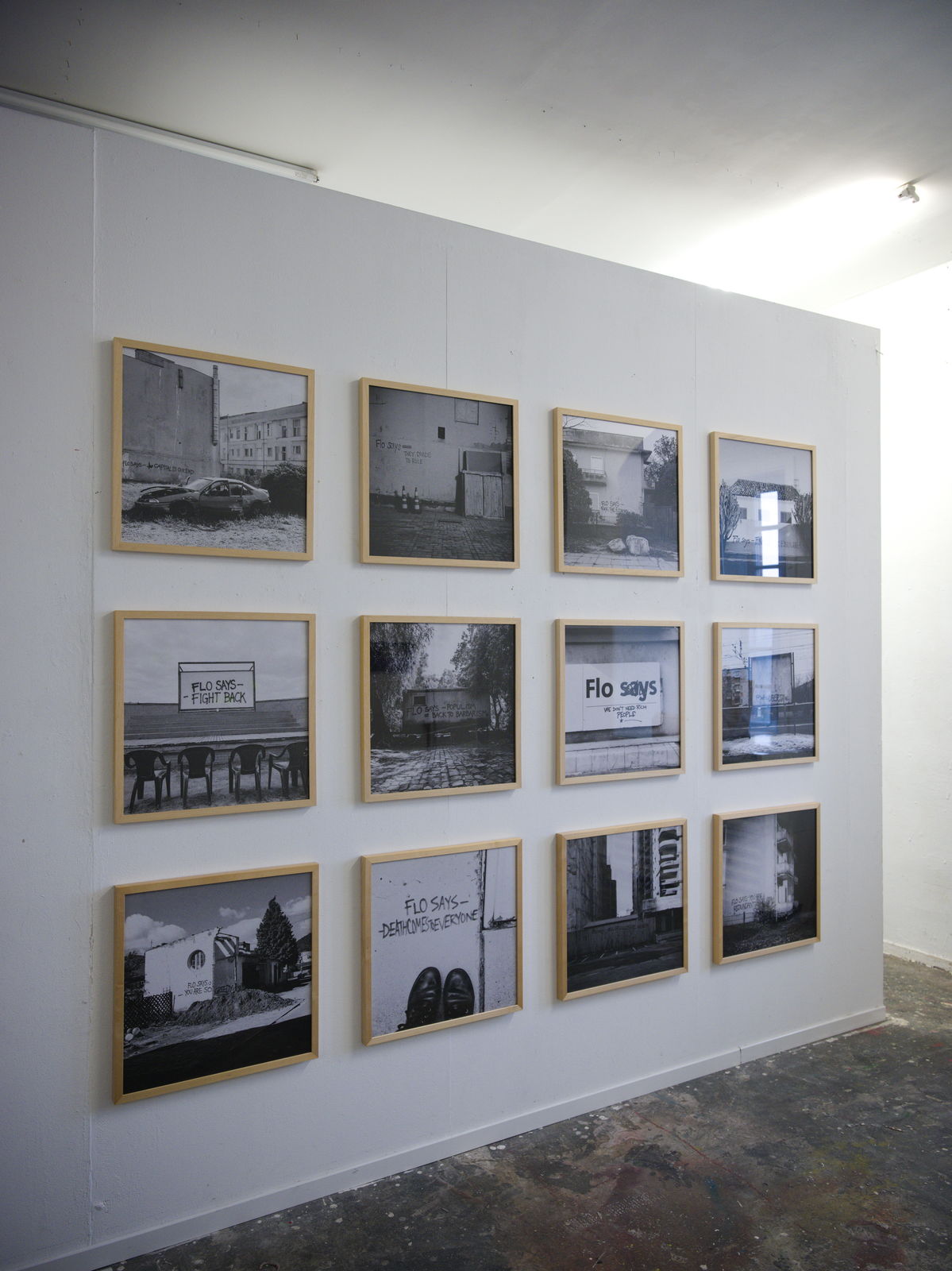 Ansicht der zwölf gedruckten Motive aus der künstlerischen Arbeit, gerahmt. Jedes Motiv hat die Größe 50 cm × 50 cm.