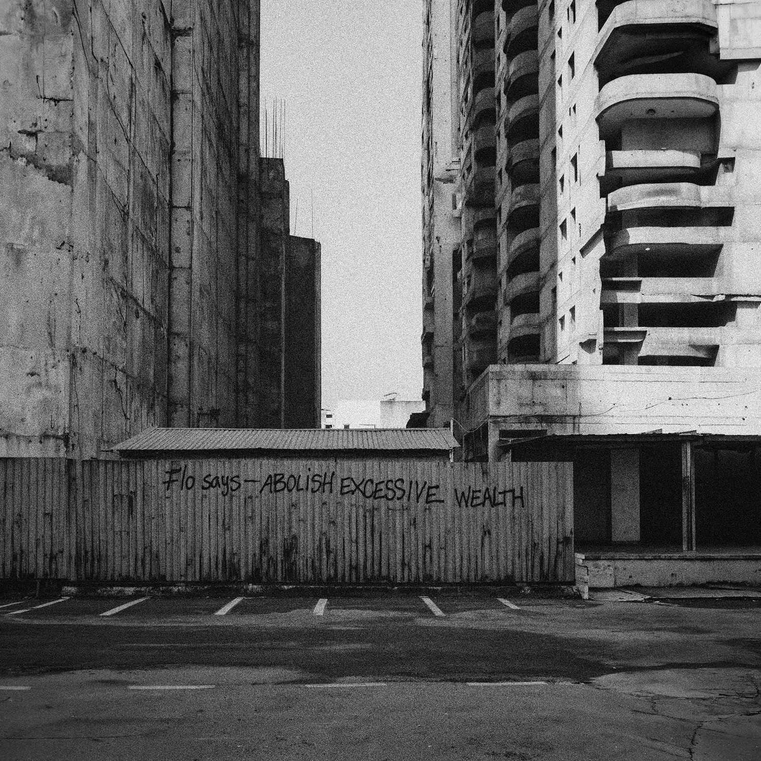 Motiv aus der künstlerischen Arbeit, How it starts — and how it ends (Part III / Flo Says) von Florian Albrecht-Schoeck. Erstellt mit Fotografie und KI/Machine Learning. Alles mit Open-Source Tools erstellt.